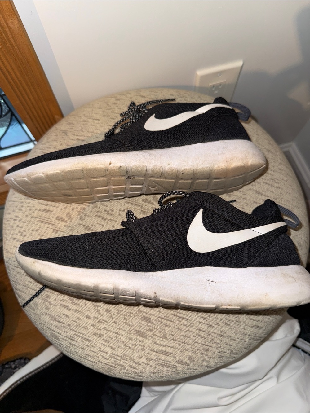 Nike womens Black and White Low-Top Sneakers - Picture 4 of 4